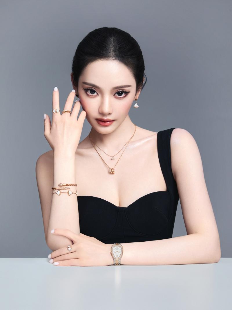寧寧正式成為寶格麗品牌大使，以黑色低胸造型搭配Divas' Dream、Serpenti系列珠寶及腕錶，展現性感俐落的個人風格。（BVLGARI提供）