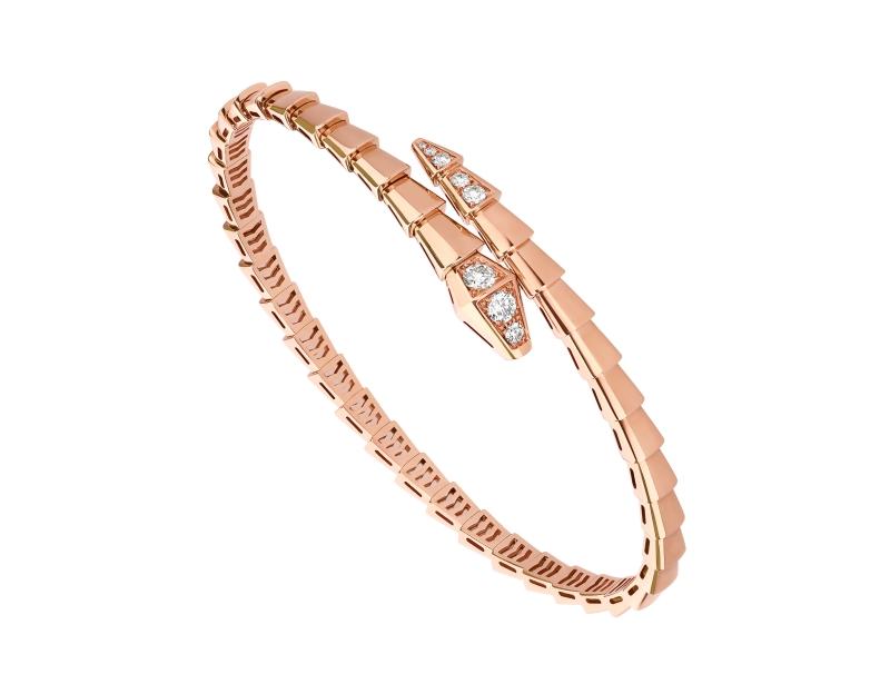 BVLGARI Serpenti Viper系列玫瑰金鑲鑽手環，以靈蛇鱗片構築環身，蛇首與蛇尾飾以密鑲鑽石。（BVLGARI提供）