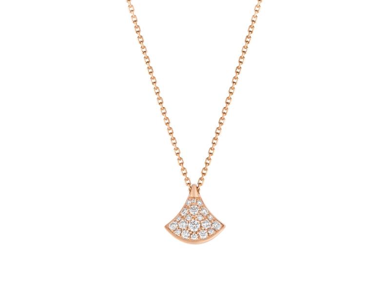 BVLGARI Divas' Dream系列玫瑰金鑲鑽項鍊，扇形墜飾鑲嵌20顆圓形切割鑽石，總重約0.19克拉。（BVLGARI提供）