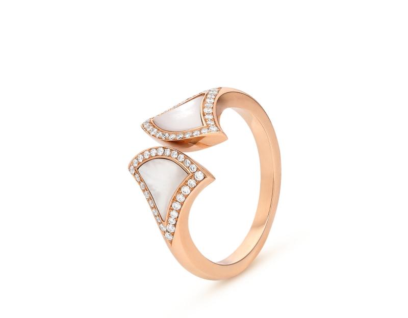 BVLGARI Divas' Dream系列玫瑰金珍珠母貝鑲鑽戒指，以扇形圖騰結合珍珠母貝與密鑲鑽石。（BVLGARI提供）