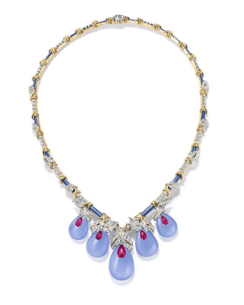 Hanging Garden 碩果搖金系列玉髓項鍊。（Tiffany & Co.提供）