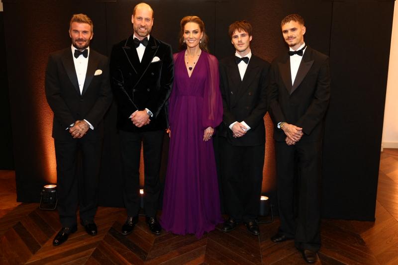 大衛貝克漢（David Beckham）帶著兒子羅密歐（Romeo Beckham）、克魯茲（Cruz Beckham）出席，父子三人與凱特王妃、威廉王子留下合影。（美聯社）