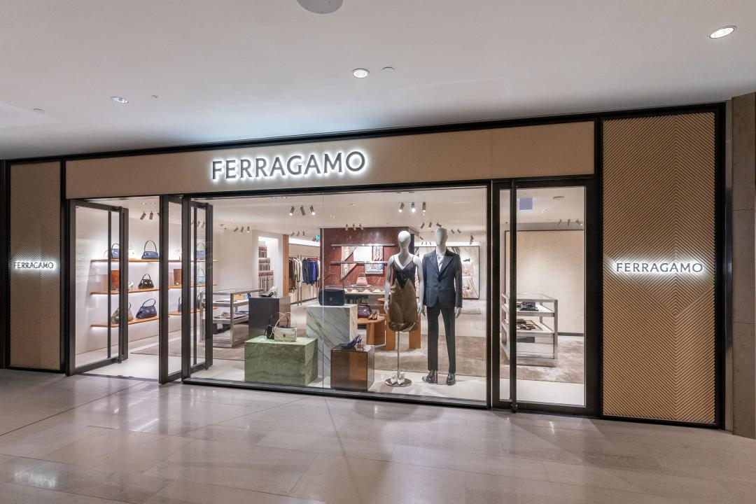 FERRAGAMO全新香港置地廣場精品店，揉合義式傳承與現代美學，構築前衛摩登的典雅空間氛圍。