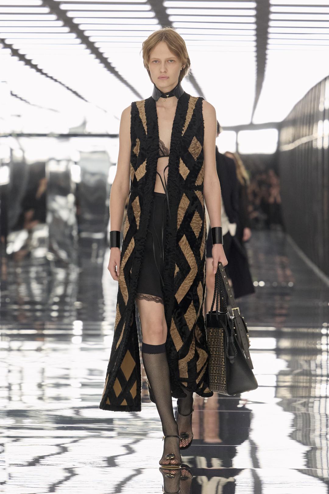 TWICE續約動向未明!MINA飛米蘭挺FENDI 「洋裝掛在骨架上」瘦一大圈