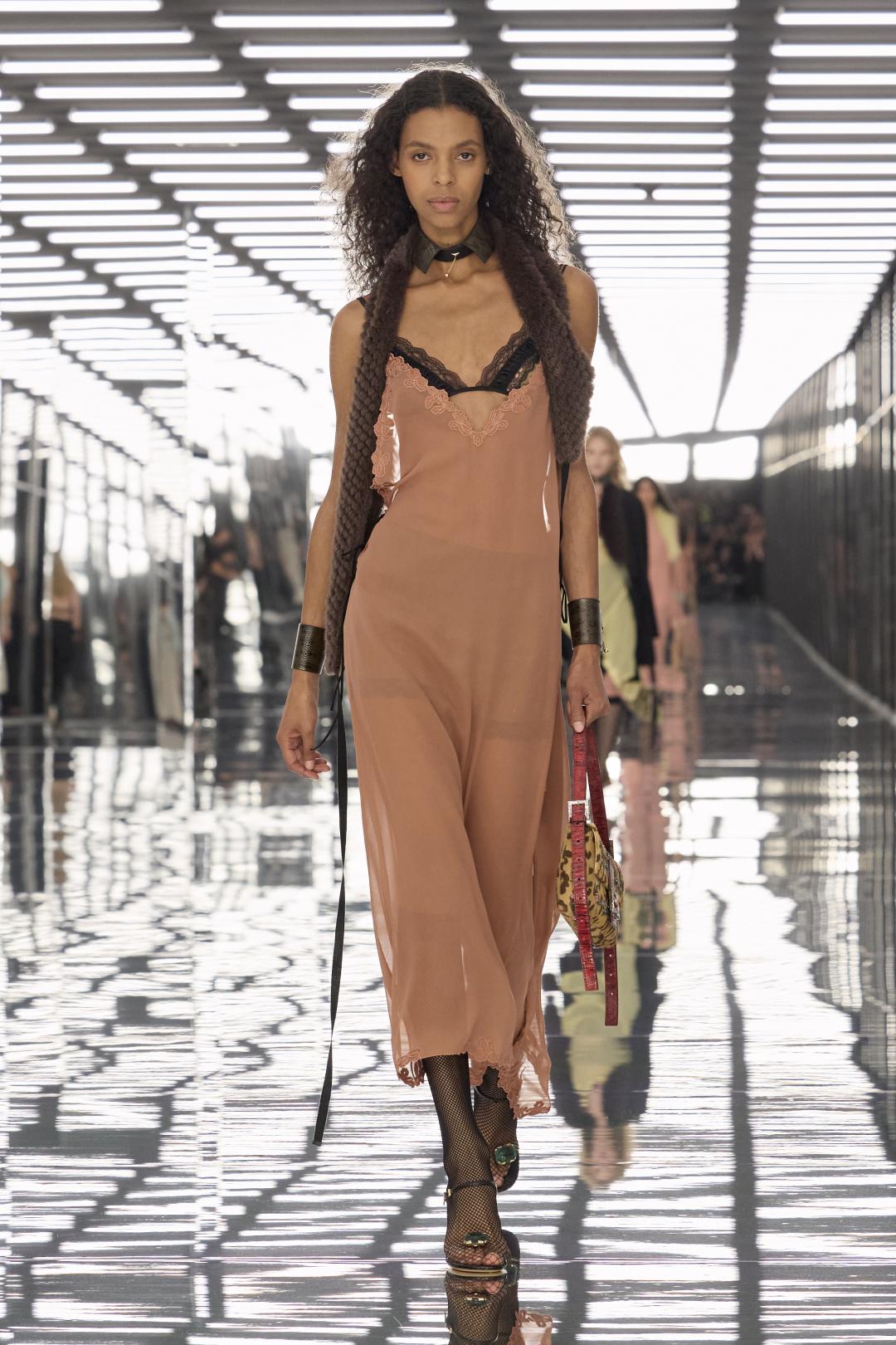 FENDI 2027春夏系列從「身體」出發，睡衣式的輪廓成為重點。