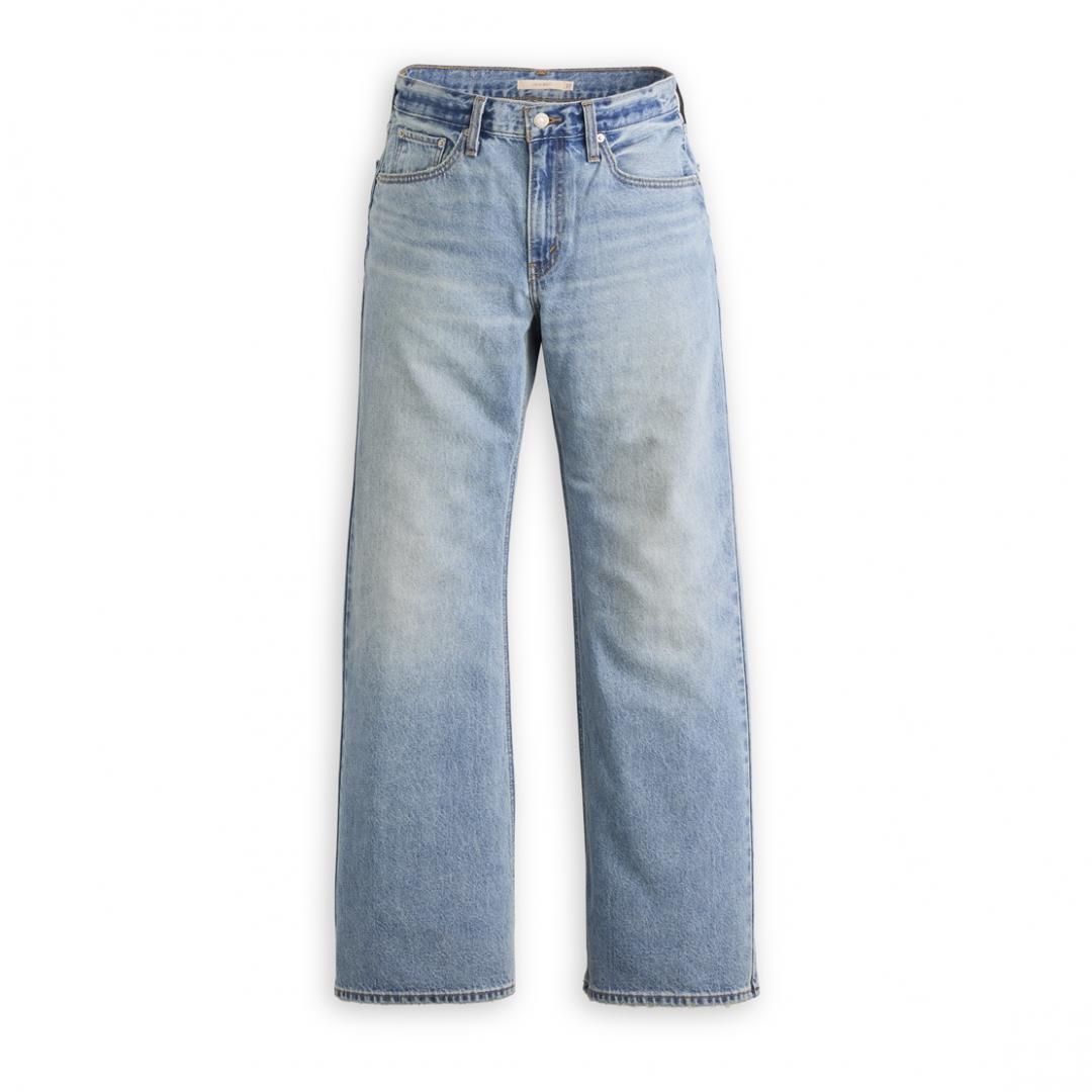採高腰設計的Levi's® × ROSÉ寬鬆靴型丹寧褲，自然帶出修長腿部線條，4,390元。