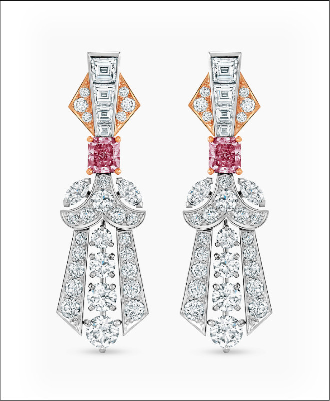 De Beers London Vibrations高級珠寶系列Shimmer drop鑽石耳環，以18K白金及玫瑰金打造，鑲嵌兩顆來自阿蓋爾礦區的粉紅鑽，搭配明亮式、梯形及欖尖形切割鑽石。