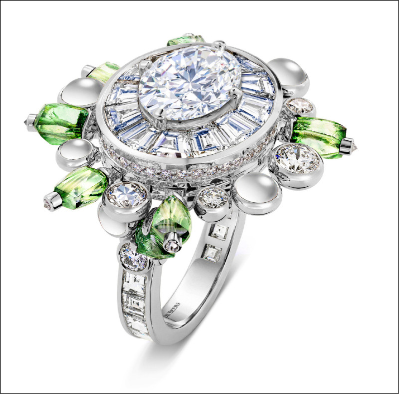De Beers London Vibrations高級珠寶系列Undulation Toi & Moi鑽石戒指，以18K白金打造，鑲嵌1.50克拉D色VS2淨度橢圓形切割鑽石及1.01克拉D色VVS2淨度祖母綠形切割鑽石，搭配綠鑽原石與蛋面切割鑽石。