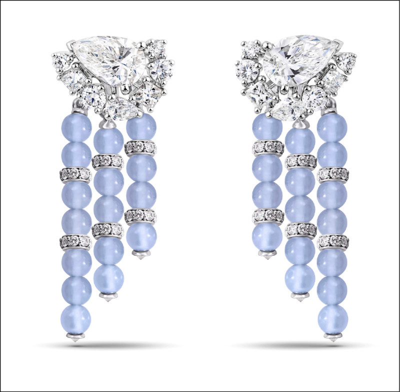 De Beers London Vibrations高級珠寶系列Cascade可拆卸流蘇鑽石耳環，以18K白金打造，鑲嵌兩顆1.51克拉水滴形切割鑽石，搭配玉髓圓珠流蘇，可依造型變換佩戴方式。