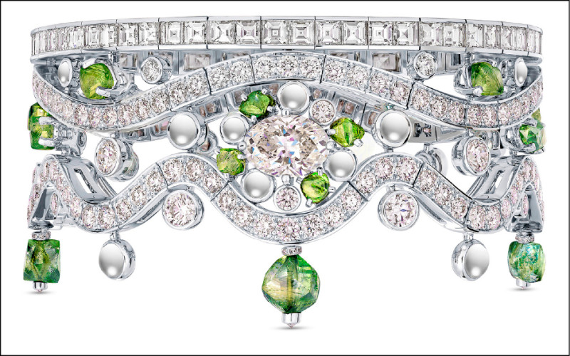 De Beers London Vibrations高級珠寶系列Undulation鑽石手鍊，以18K白金打造，鑲嵌2.08克拉G色VS1淨度橢圓形切割鑽石，搭配綠鑽原石及蛋面切割鑽石。