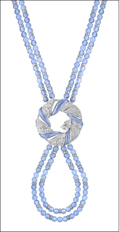 De Beers London Vibrations高級珠寶系列Cascade鑽石項鍊，以南非圖蓋拉瀑布為設計起點，運用藍色玉髓圓珠與多種切割鑽石，呈現水流迴旋的立體輪廓。