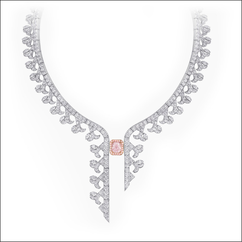 De Beers London Vibrations高級珠寶系列Shimmer鑽石項鍊，以18K白金及玫瑰金打造，中央鑲嵌2.07克拉VS1淨度雷迪恩式切割濃彩粉紅鑽，白鑽線條取材自北極霜花的結晶形態。