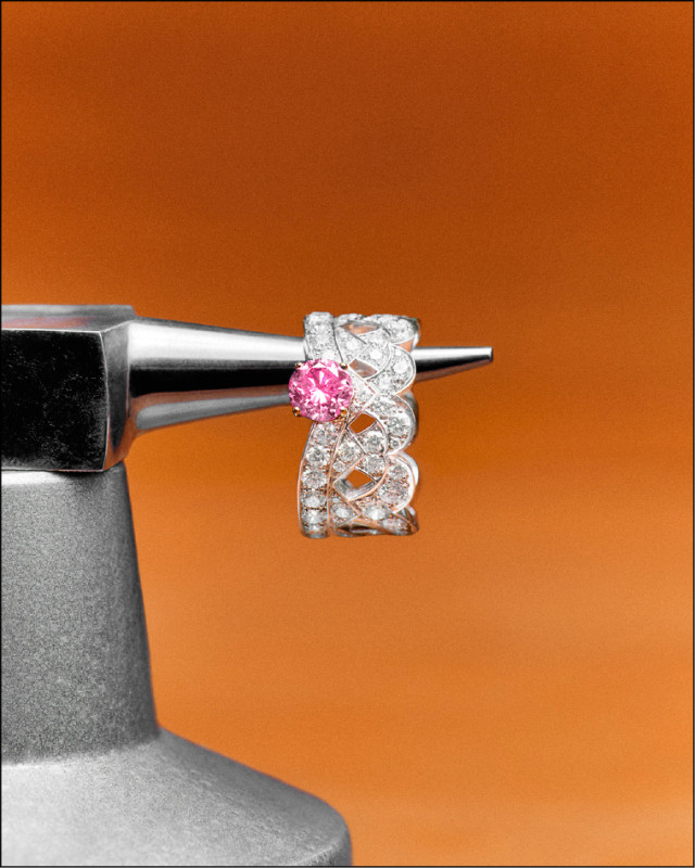 De Beers London Vibrations高級珠寶系列Shimmer鑽石戒指，以18K白金打造，鑲嵌0.81克拉SI2淨度明亮式切割濃彩紫色調粉鑽，搭配明亮式切割鑽石。