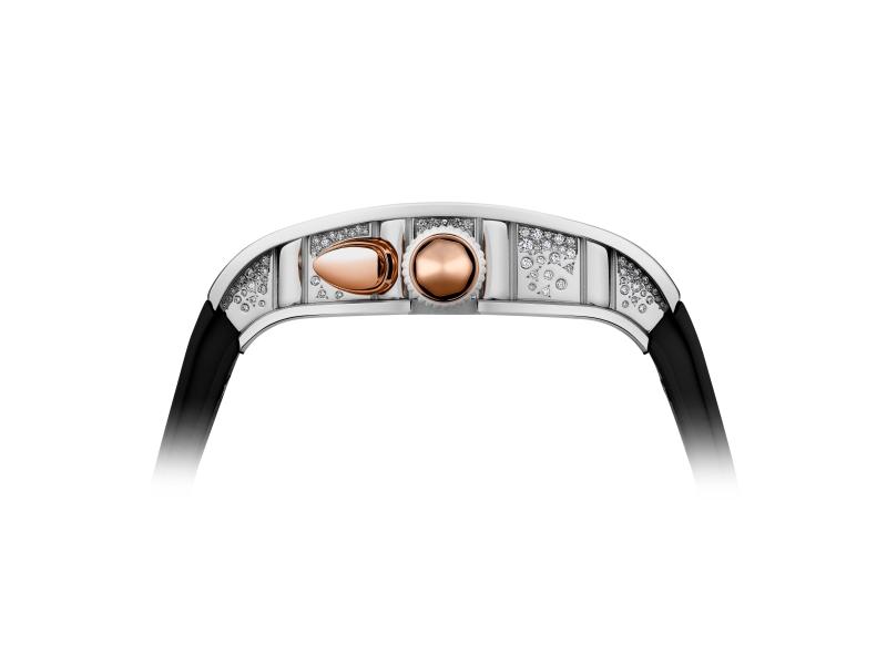 RICHARD MILLE RM 037 Automatic白金雪花鑲鑽自動上鍊腕錶，以鑽石鋪鑲酒桶形錶殼搭配黑色錶帶。（RICHARD MILLE提供）