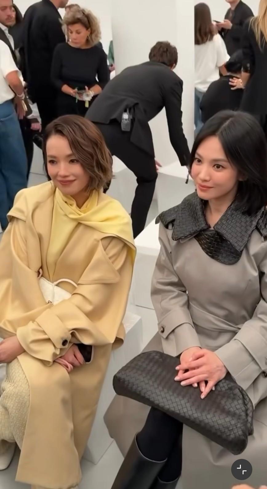 舒淇與宋慧喬坐上Bottega Veneta大秀，兩人同以短髮造型現身，暖色與冷色穿搭形成鮮明對比。（翻攝自instagram）