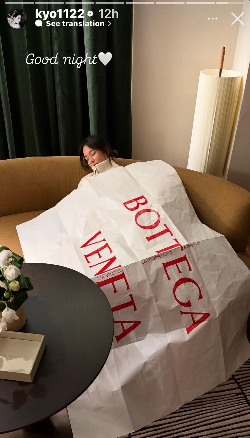 宋慧喬結束時裝週行程後在沙發上直接睡著，難得曝光女神下班後毫無包袱的一面。（翻攝自instagram）