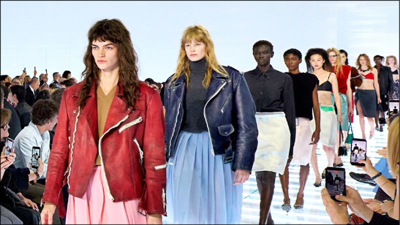 Prada 2027春夏女裝秀於米蘭登場，創意總監Miuccia Prada與Raf Simons以「裙裝」為核心，重新探索女性衣櫥經典單品。