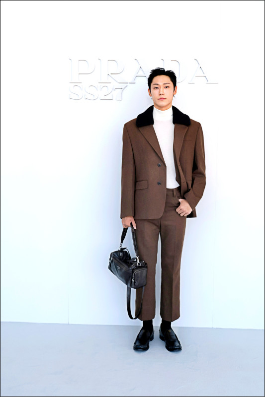 南韓演員李到晛選擇棕色西裝搭配白色高領上衣現身Prada春夏女裝秀現場。