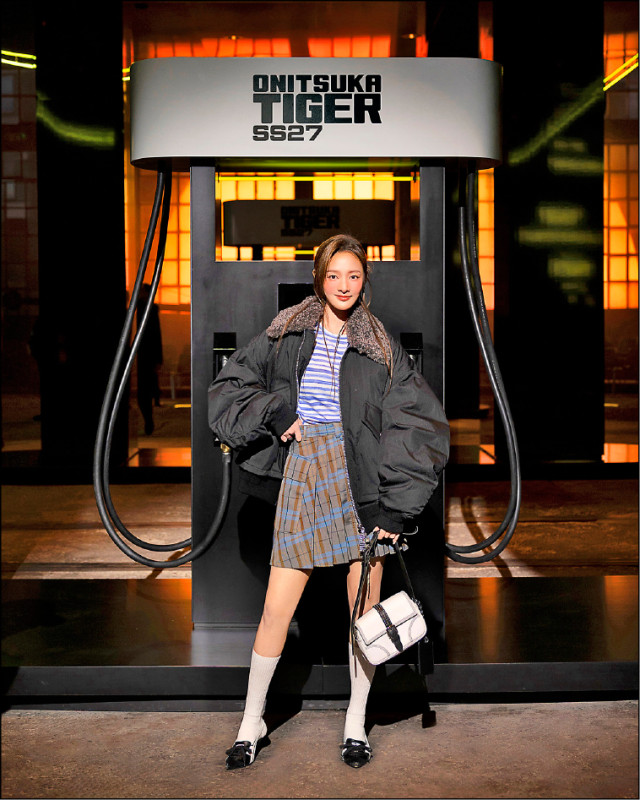 王淨飛往米蘭擔任Onitsuka Tiger觀秀嘉賓，她選擇黑色毛絨領飛行外套與灰藍格紋短裙，搭配MEXICO 66 SEREZA高跟鞋，描繪復古學院風格。