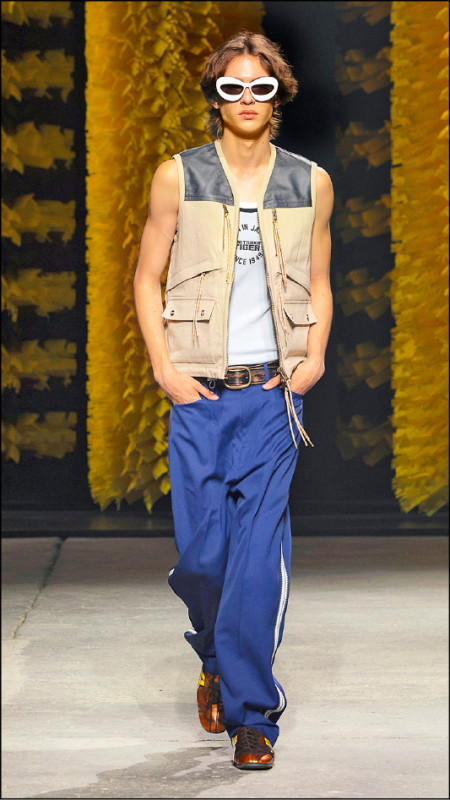 多口袋背心搭配寶藍運動長褲，時髦詮釋戶外機能與運動風格。