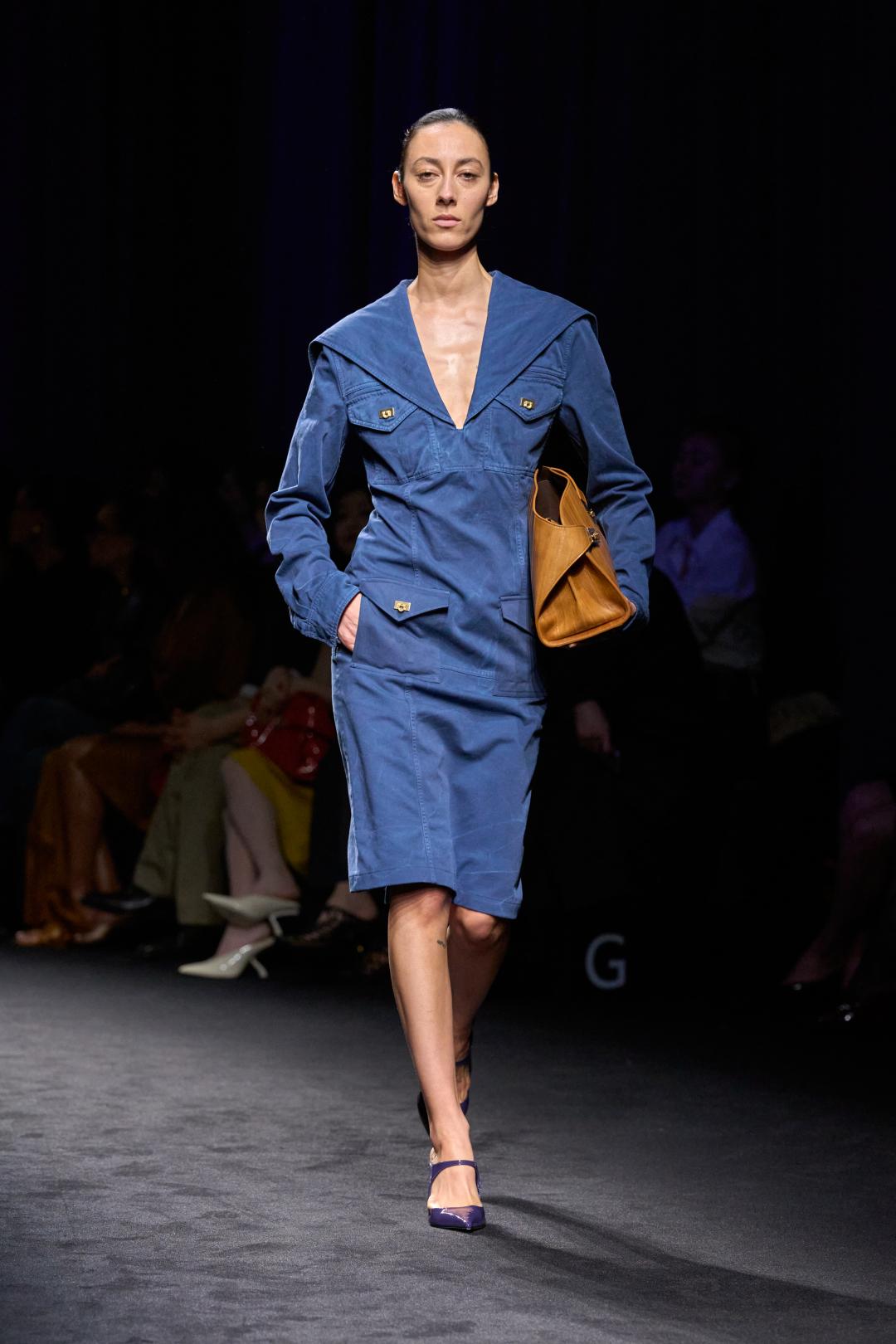 FERRAGAMO將水手領元素融入設計，以制服靈感重新演繹秋冬女性輪廓。
