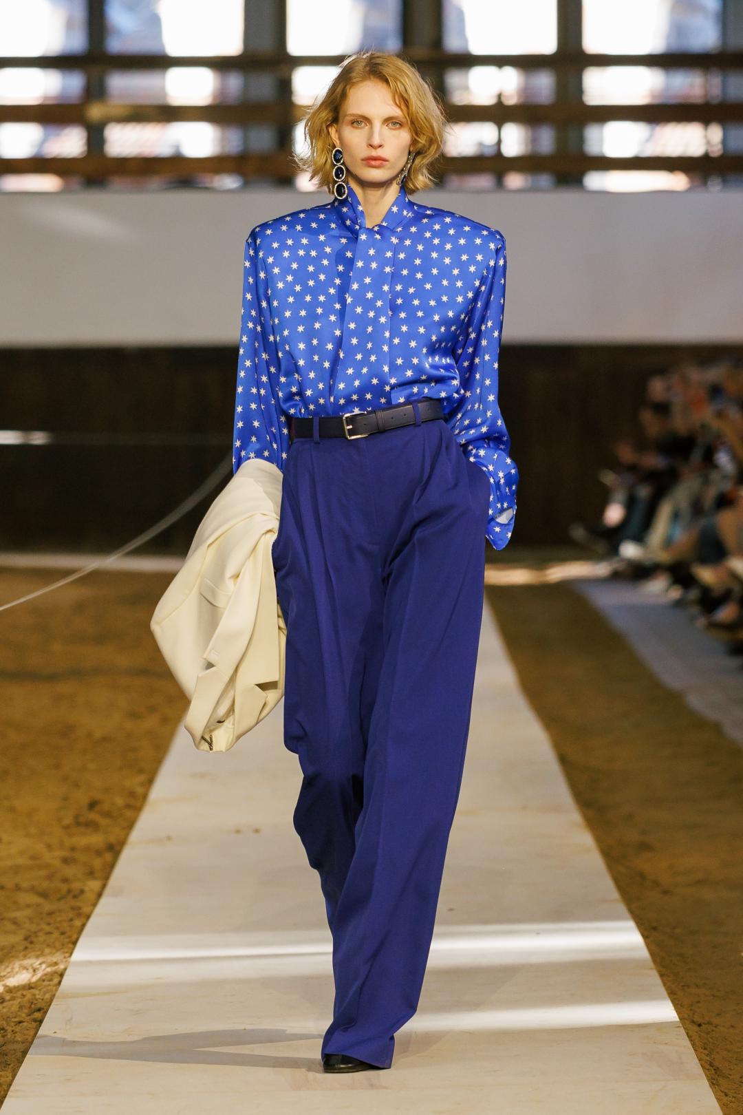 Stella McCartney透過印花襯衫與寬褲的深淺色調，勾勒節奏分明的率性都會風格。