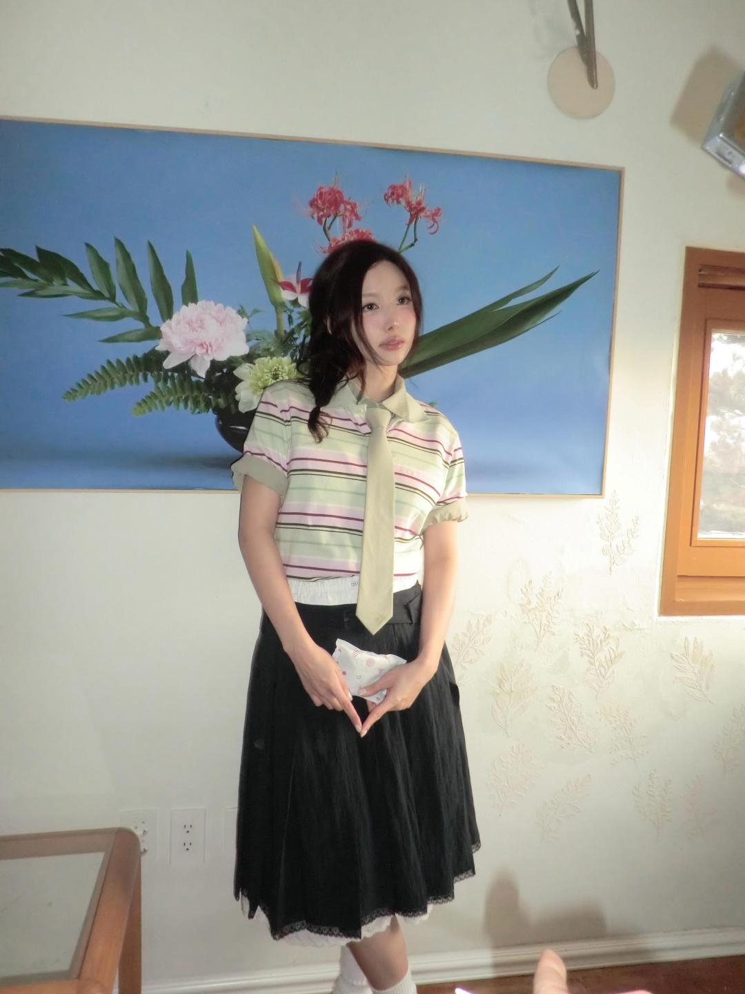 TWICE成員娜璉以開心果綠條紋上衣搭配同色領帶，描繪青春學院氣場。 （翻攝IG＠nayeonyny）