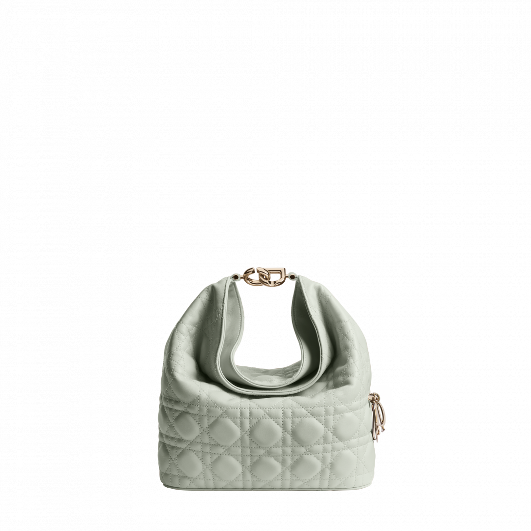 Dior Toujours Hobo淡霧綠Cannage小羊皮小型Hobo包，120,000元。