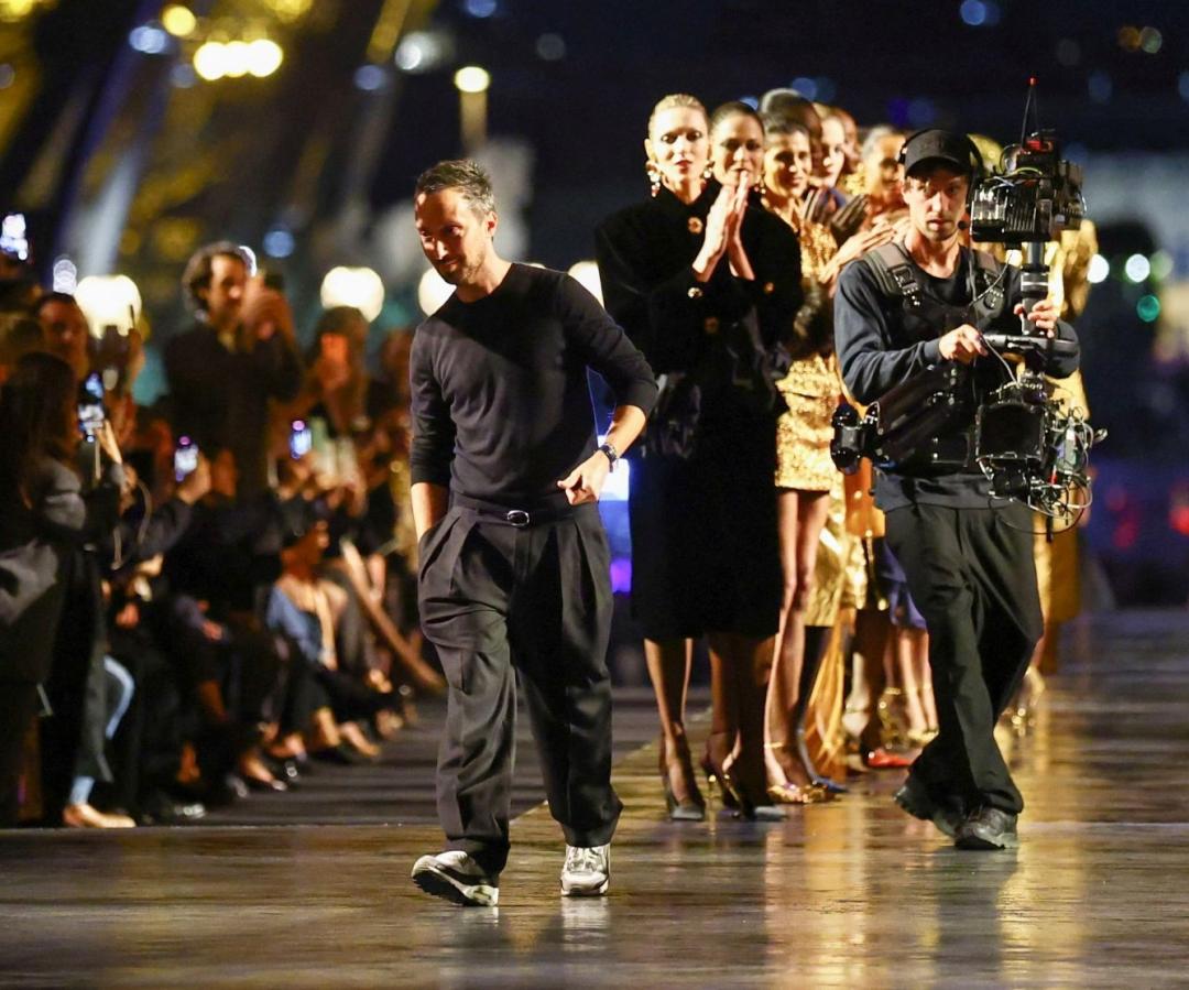 創意總監Anthony Vaccarello（左一）執掌SAINT LAURENT設計兵符屆滿十週年，為此秀更添話題。（路透社）