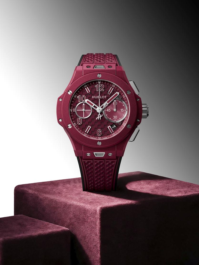 HUBLOT Big Bang Original霧絨鈦金屬計時碼錶紅毯款，搭載MHUB1280 UNICO自製自動上鍊飛返計時機芯，鈦金屬結合紅色霧絨橡膠複合材質，錶徑43mm，動力儲存約72小時，防水深度100米，738,000元。