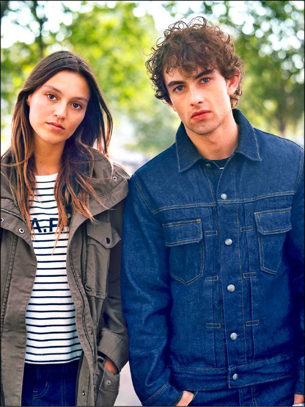 Gap×A.P.C.聯名系列透過簡潔輪廓呈現法式簡約與美式休閒交會的風格。女裝軍裝風夾克外套，4,999元、女裝Logo短版短袖上衣，1,699元（圖左）；男裝丹寧夾克外套，5,999元（圖右）。