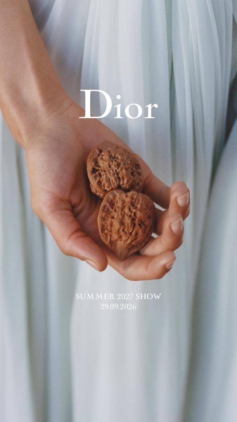 Dior 2027夏季女裝大秀邀請函以一對文玩核桃入鏡，提前揭示Jonathan Anderson本季的重要靈感。（Dior提供）