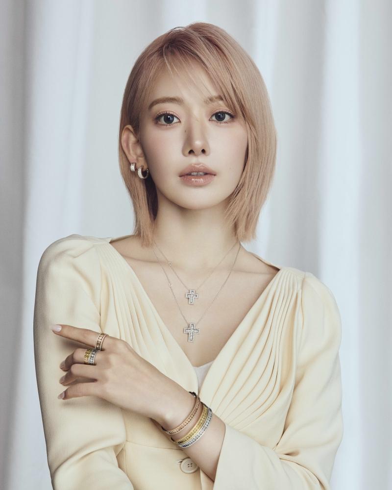 宮脇咲良以奶油白深V造型展現慵懶性感，頸間疊戴DAMIANI Belle Époque美好年代系列十字架項鍊，並以Belle Époque Reel系列手環與戒指堆疊出豐富層次。（DAMIANI提供）