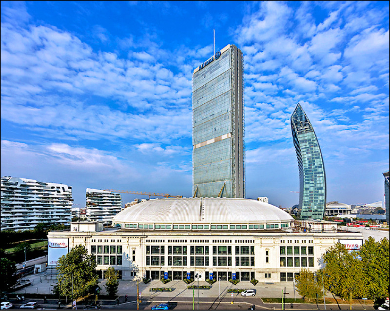 百達翡麗米蘭Watch Art選址CityLife區CityOval展館，歷史建築與現代城市天際線形成對比。