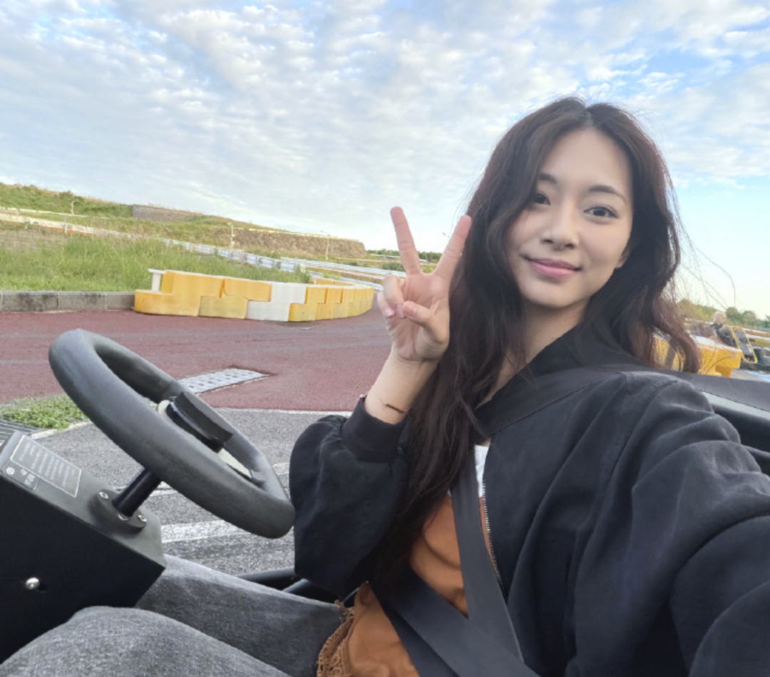 子瑜嘗試賽車。(翻攝自Weibo)