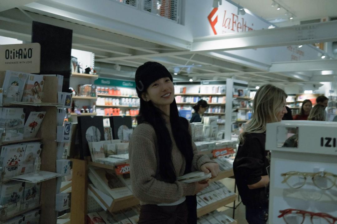 偷閒外出放風逛書店的秀智，以素顏搭配慵懶造型上街，仙氣飄飄加上一點書卷氣息，女神電力持續升級。