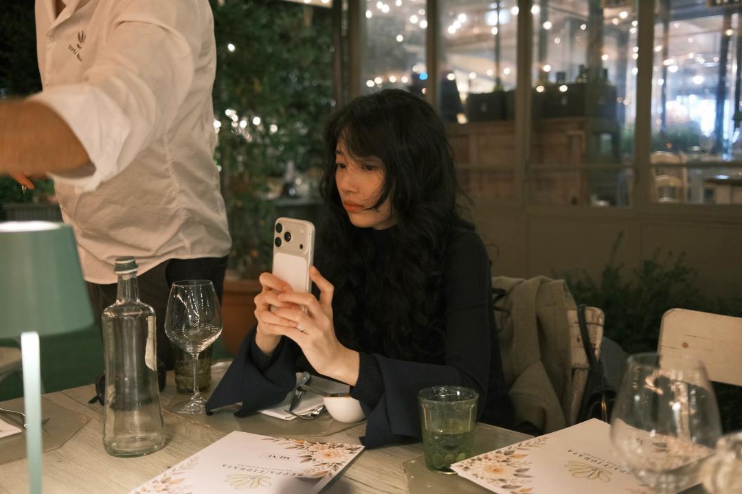 迎賓晚宴時，秀智以一頭鬈髮呈現慵懶造型。
