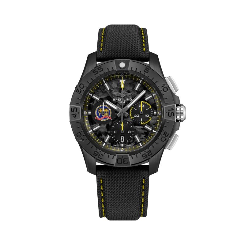 BREITLING百年靈Avenger B01 Chronograph 44 Night Mission雷虎特技小組限量腕錶，搭載百年靈自製B01自動上鍊計時機芯，黑色陶瓷錶殼、彈性碳纖維黑色錶盤，錶徑44mm，動力儲存約70小時，防水深度300米，281,000元，全球限量75只。（BREITLING提供）