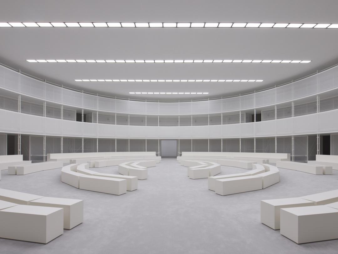 LOEWE攜手Casper Mueller Kneer Architects建築事務，打造造雙層環形秀場。
