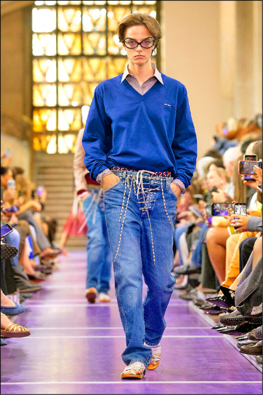 MIU MIU首度攜手丹寧品牌Wrangler，透過解構再製延續重視環境的設計精神。