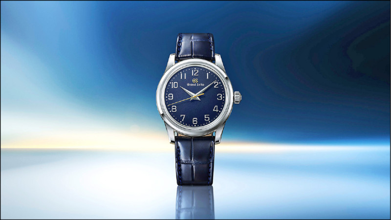 Grand Seiko以日本傳統「本藍染」為靈感，為SBGW325錶款披上新色，全球限量600只，每只160,000元。