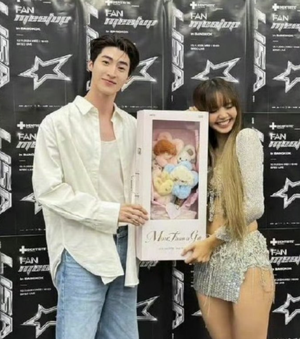 Lisa和Blue Pongtiwat傳出熱戀中。