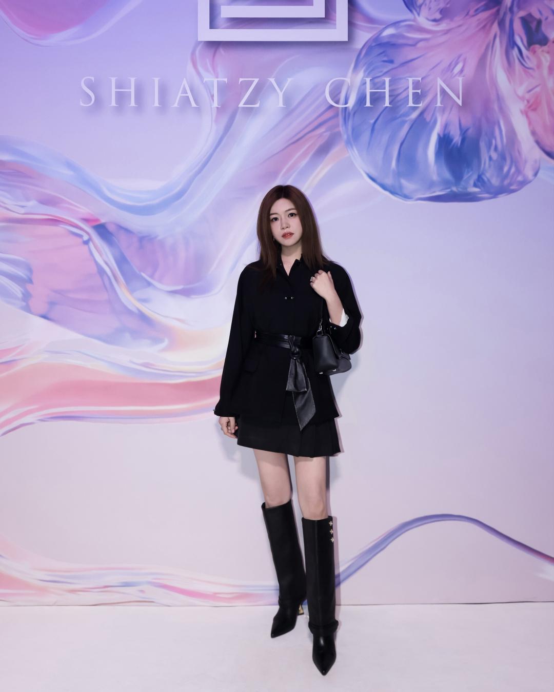 陳妍希以黑色裙裝搭配尖頭靴，展現別於以往甜美印象的酷感風格。