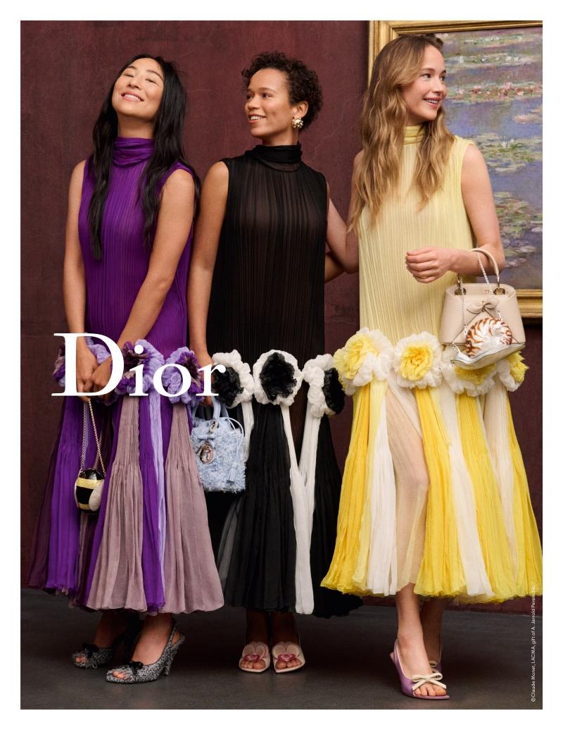 紫、黑、黃三色長裙形成鮮明對比，小珍妮佛手拎Dior Double包款，為柔美造型加入立體輪廓。（Dior提供）