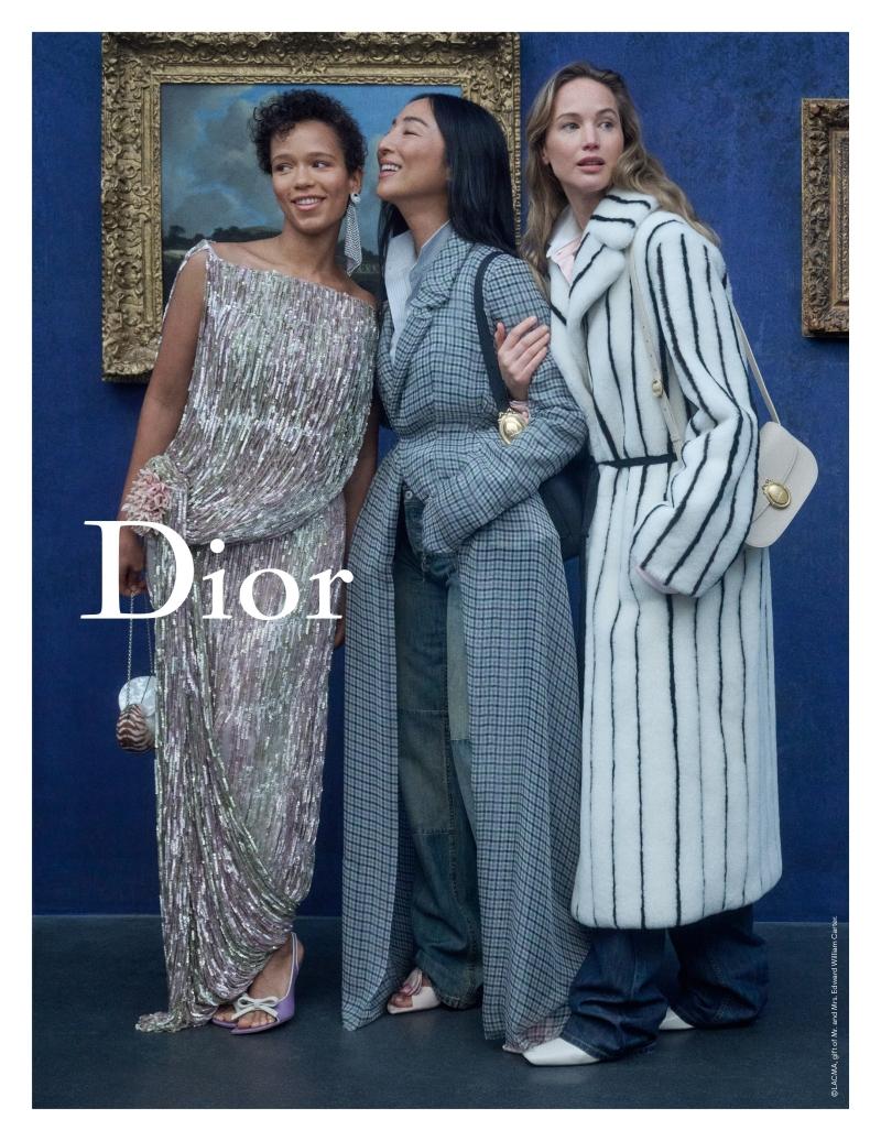 Jennifer Lawrence與Greta Lee、Taylor Russell靠在一起入鏡，三人神情自然，像逛展途中被捕捉的瞬間。（Dior提供）