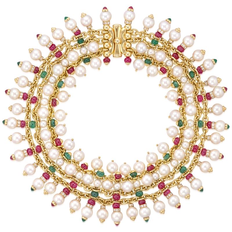 BVLGARI 養殖珍珠配紅寶石、祖母綠及鑽石項鍊，成交價877,200港元。（Phillips提供）