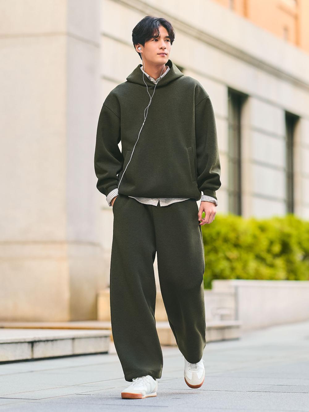 UNIQLO : C系列男裝／男女適穿寬版休閒連帽上衣，原價NT$1,290元，期間限定優惠價NT$990元。