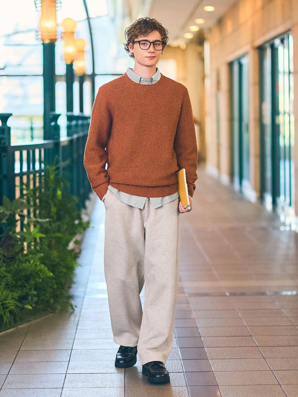 UNIQLO : C系列男裝／男女適穿休閒寬褲（褲腳抽繩），原價NT$1,290元，期間限定優惠價NT$990元。