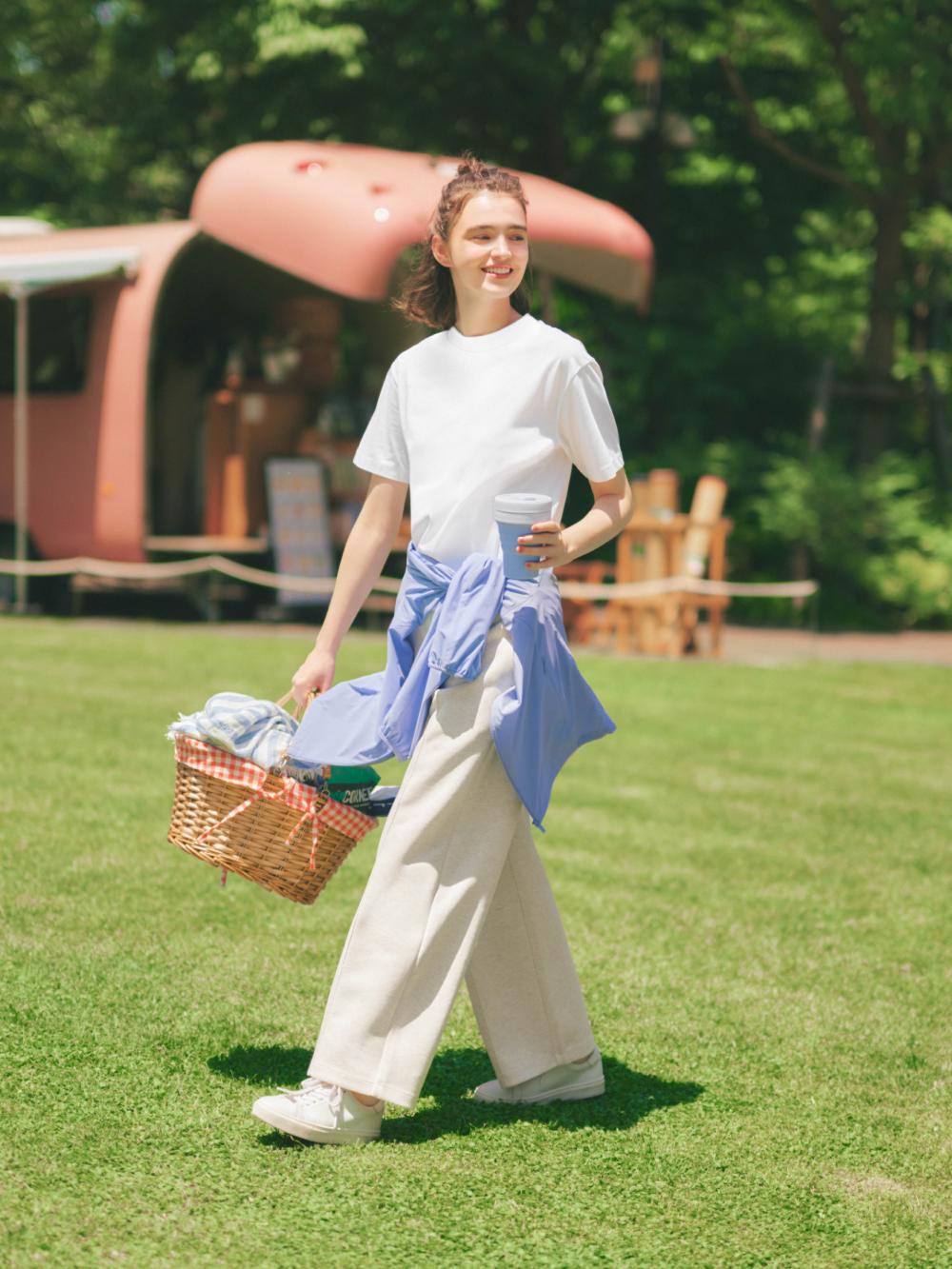 UNIQLO : C系列女裝休閒直筒長褲，原價NT$990元，期間限定優惠NT$790元。