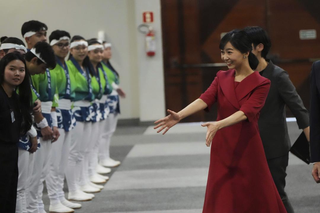 同款紅色洋裝，去年佳子公主也曾經亮相。(美聯社)